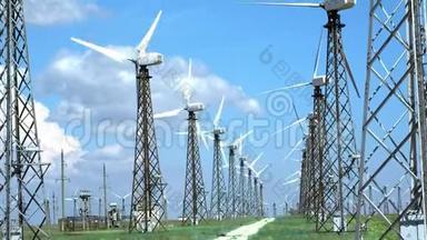 古老的风力发电机在沙漠的绿草上，在蓝天上